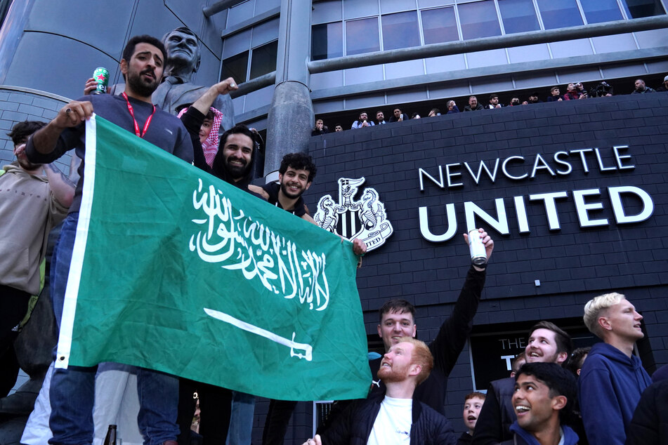 Wie lange währt die Freude? Zahlreiche Fans von Newcastle United feiern im Stadion St. James' Park, nachdem bekannt wurde, dass die von den Saudis geführte Übernahme genehmigt worden ist.