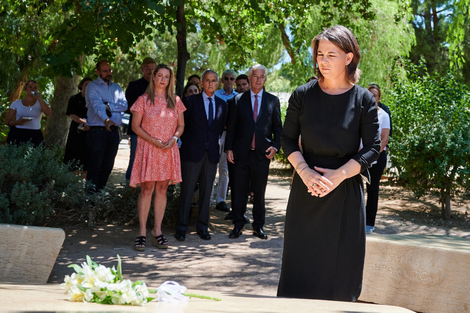 Annalena Baerbock (41, Grüne) legt an der Holocaust-Gedenkstätte von Athen Blumen nieder.