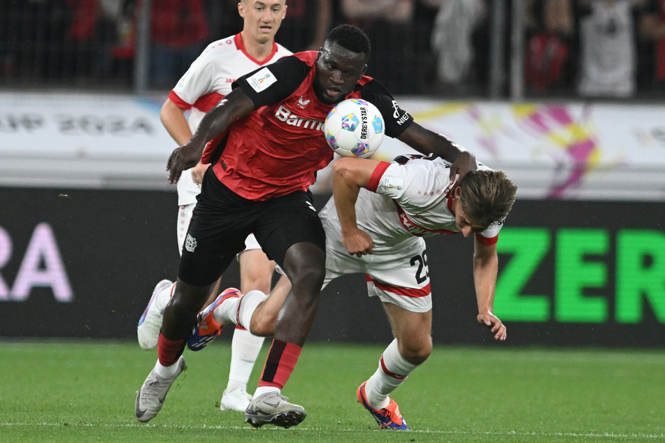 Gegen Victor Boniface (23, l.) wird wegen einer obszönen Geste ermittelt.