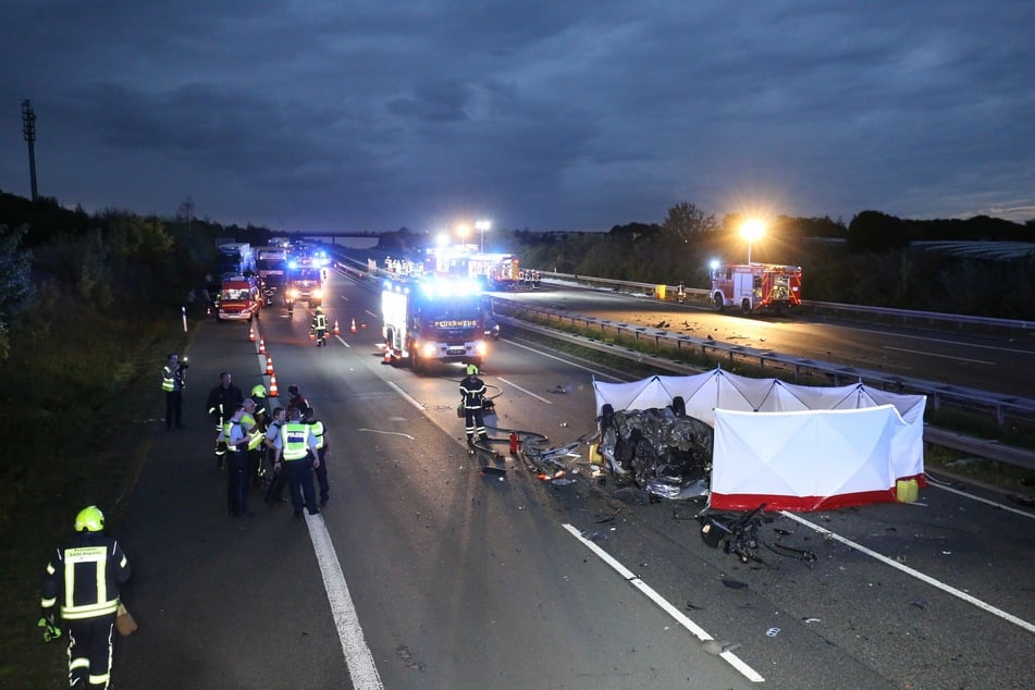 Polizei und Feuerwehr sind nach einem Verkehrsunfall auf der A3 im Einsatz. Bei einem schweren Verkehrsunfall mit einem Geisterfahrer auf der Autobahn 3 bei Königswinter sind zwei Menschen gestorben.
