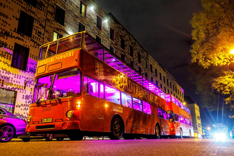 Am Samstagabend feierte der Dresdner Star-DJ sein neues Album in zwei roten Doppeldeckerbussen.