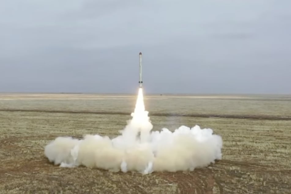 Immer wieder greift Russland die bedrängte Ukraine mit ballistischen Raketen an. Hier ist eine Iskander-K beim Start zu sehen.