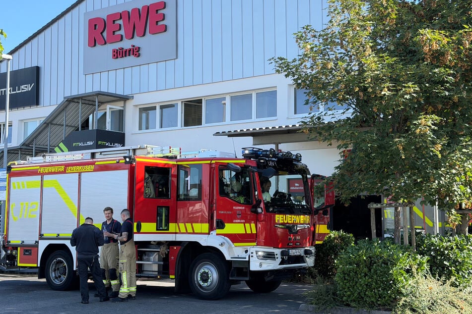 Die Leverkusener Feuerwehr war mit insgesamt 14 Fahrzeugen und 39 Einsatzkräften vor Ort.