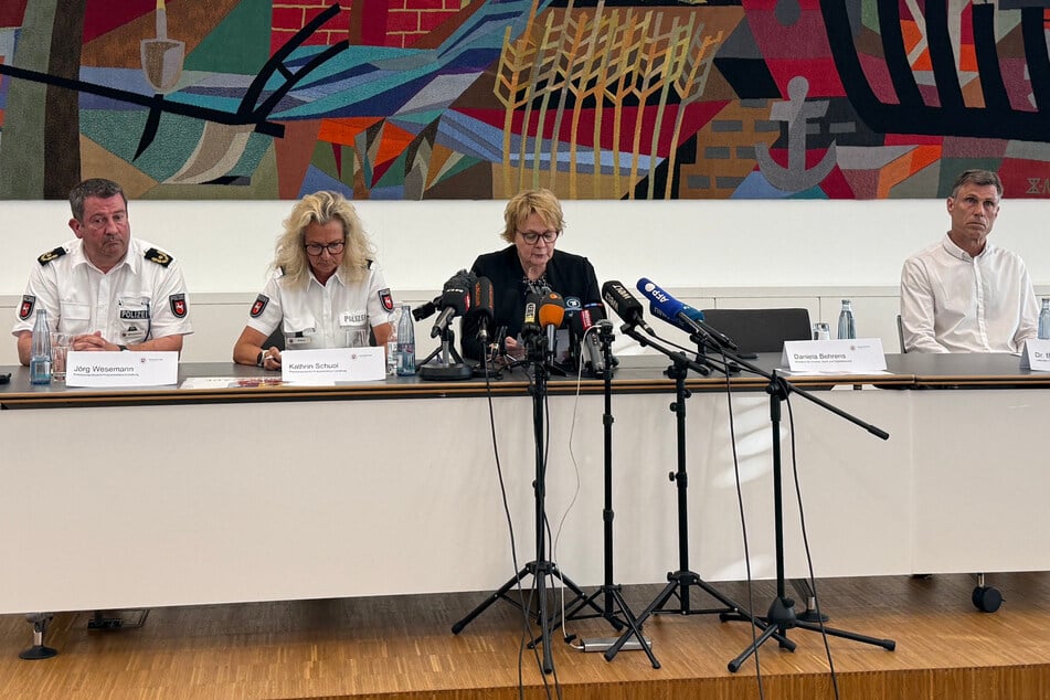 Am Montagabend gaben Jörg Wesemann (l), Polizeivizepräsident, Kathrin Schuol (l-m), Polizeipräsidentin von Lüneburg, die niedersächsische Innenministerin Daniela Behrens (r-m) und Dr. Burkhard Vonnahme (r), Staatsanwaltschaft Stade, eine Pressekonferenz zu den aktuellen Geschehnissen in Stade.