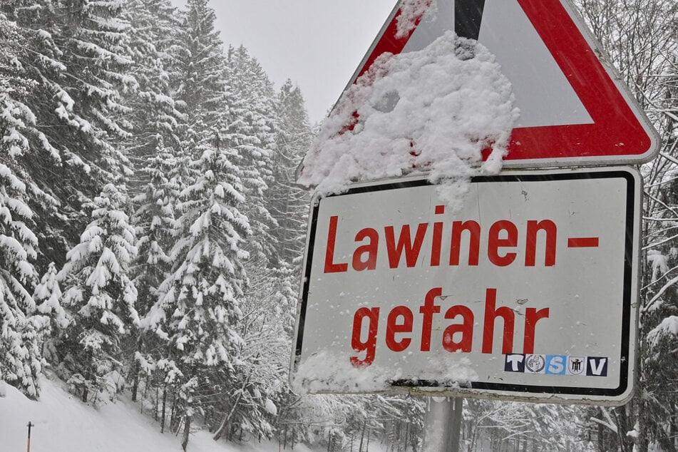 Mit der Masse an Neuschnee steigt die Lawinengefahr in Bayern.