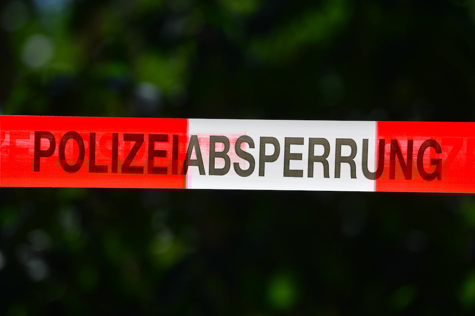 Die Kriminalpolizei Fahne nach einer Person, die sich vom Tatort entfernt haben soll. (Symbolbild)