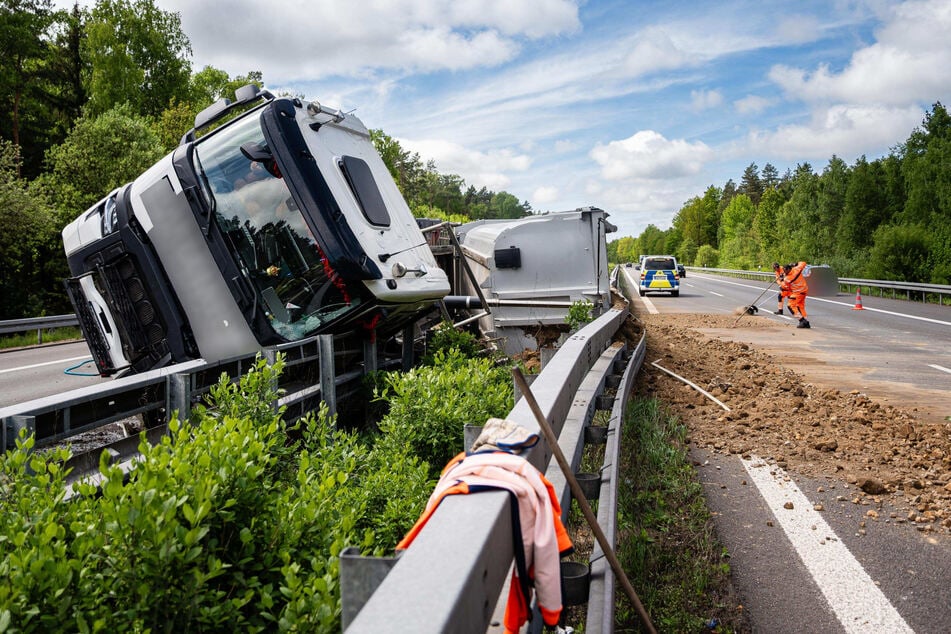Tonnenweise Bauschutt verteilte sich über die Gegenfahrbahn.