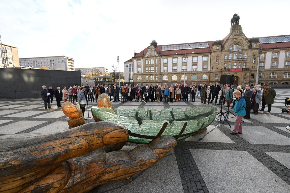 Das Kunstprojekt "Glasarche 3" steht seit Dienstag auf dem Theaterplatz.