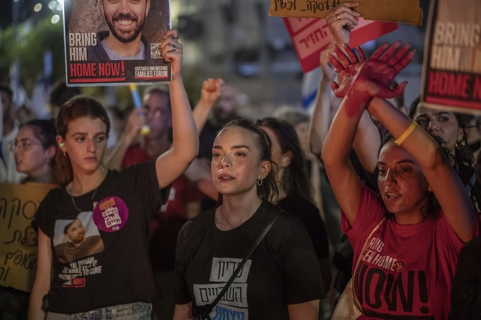 Zehntausende Angehörige und Unterstützerinnen protestierten in Tel Aviv.