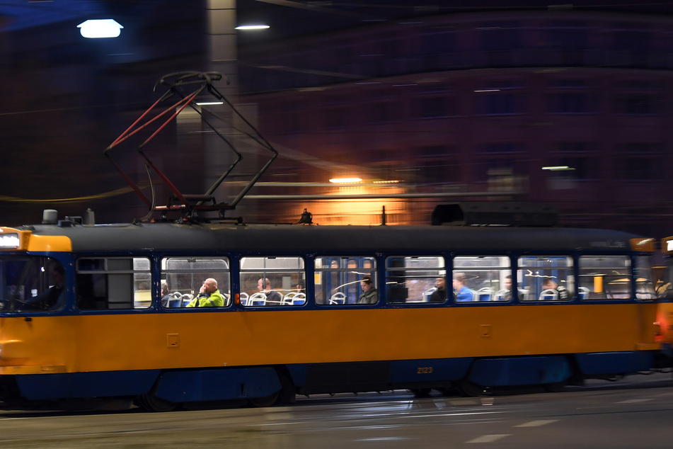 Leipzig: Überfall in Leipziger Straßenbahn: Mann bespuckt, beleidigt und beklaut Mädchen