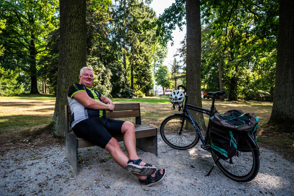 Steffen Funk (58) macht während seiner Radtour eine Pause im Stadtpark. Er wünscht sich mehr Bänke im gesamten Stadtgebiet.