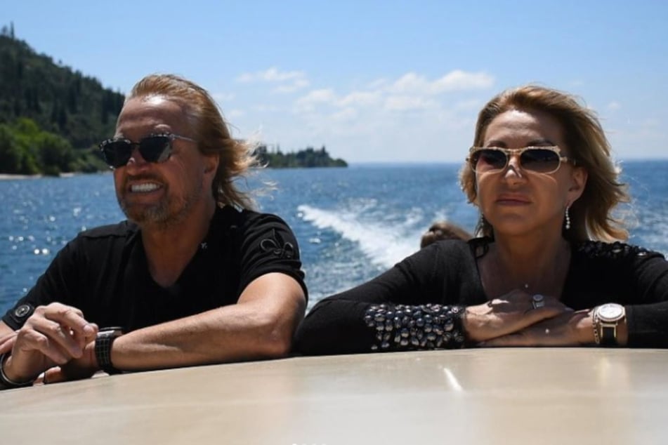 Auf dem Wasser fühlen sich Multimillionär Robert Geiss (58) und seine Ehefrau Carmen Geiss (57) einfach pudelwohl.