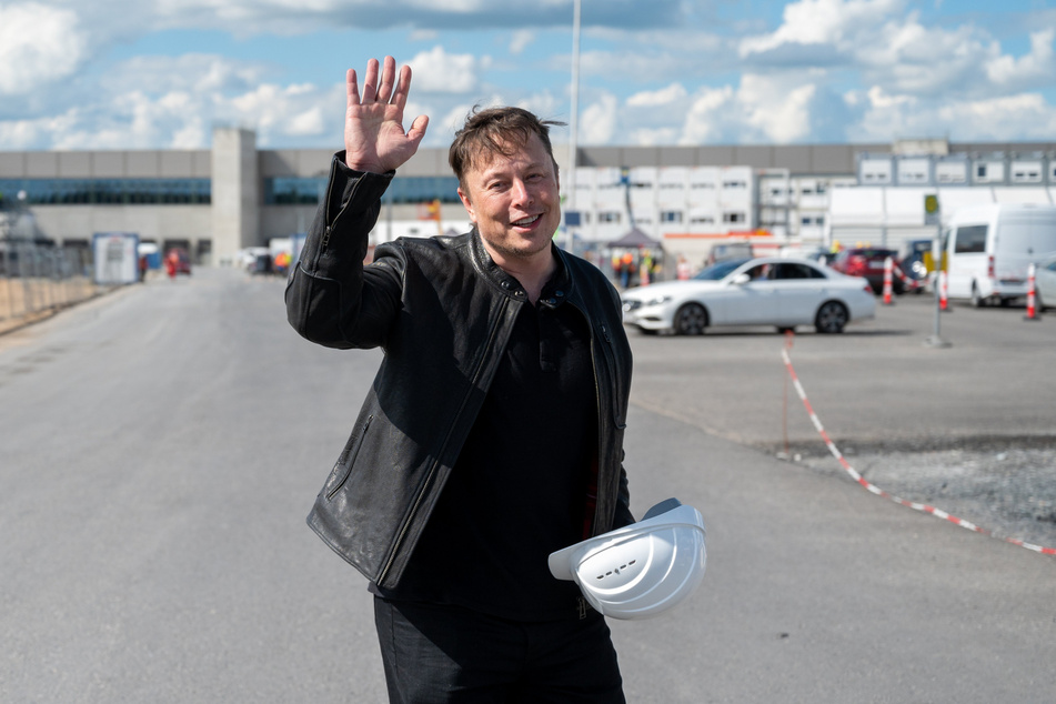 Da hat einer gut lachen: Das Land Brandenburg und die EU liefern Elon Musk (50) für seine Tesla-Fabrik jede Menge Fördergelder.