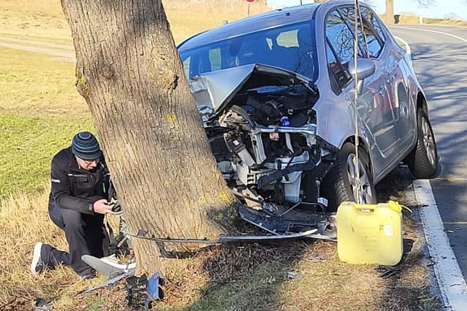 Warum fuhr er Schlangenlinien? Auto kracht gegen Baum, Fahrer tot