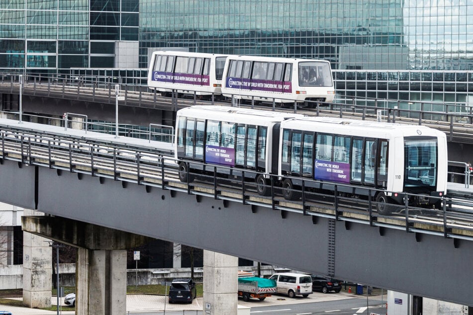 Frankfurt: Neue Skyline-Bahn am Flughafen steht bereits wieder still!