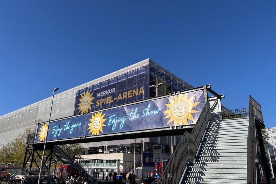 Über der Merkur Spiel-Arena lacht der blaue Himmel.