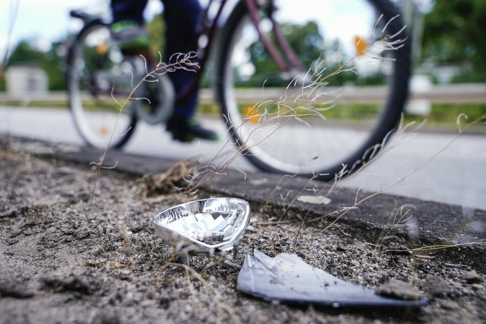 Radfahrer kracht gegen Lkw - doch dessen Fahrer bemerkt nichts