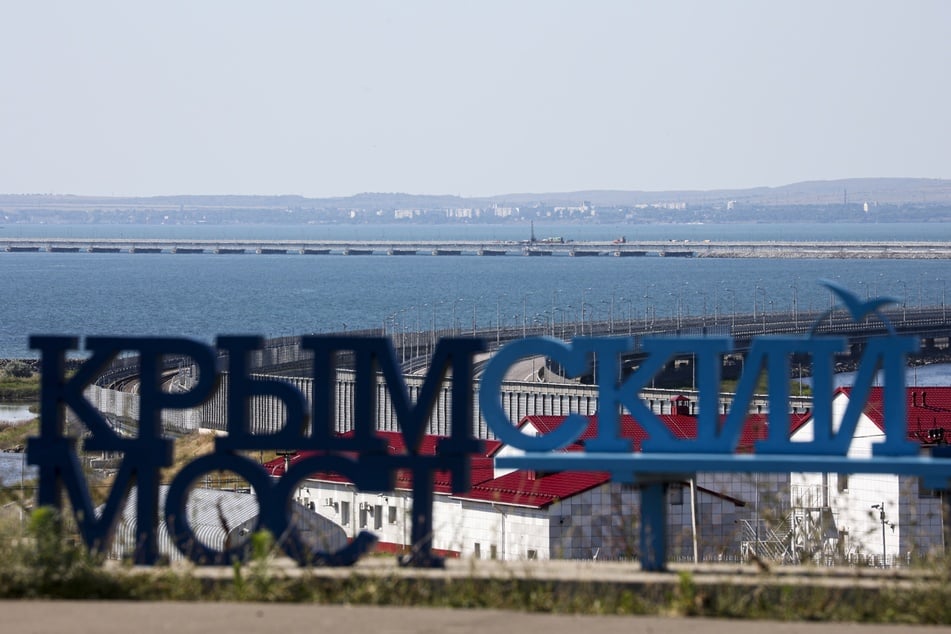 Die beschädigte Krim-Brücke, die das russische Festland und die Halbinsel Krim über die Straße von Kertsch verbindet.
