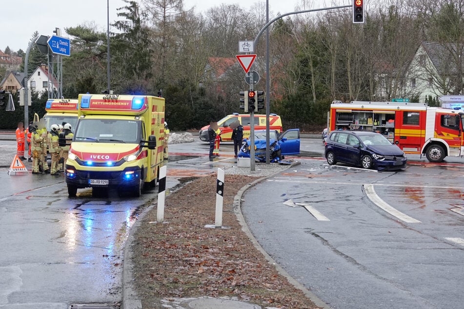 Beide Fahrer wurden ins Krankenhaus gebracht.