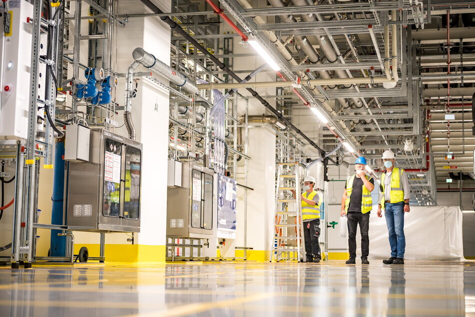 Ein Blick in die Fabrik der Zukunft: Der "Subfab"-Bereich unterm Reinraum versorgt diesen mit Luft, Strom und Gasen. Darum verlaufen hier kilometerweise Rohre.
