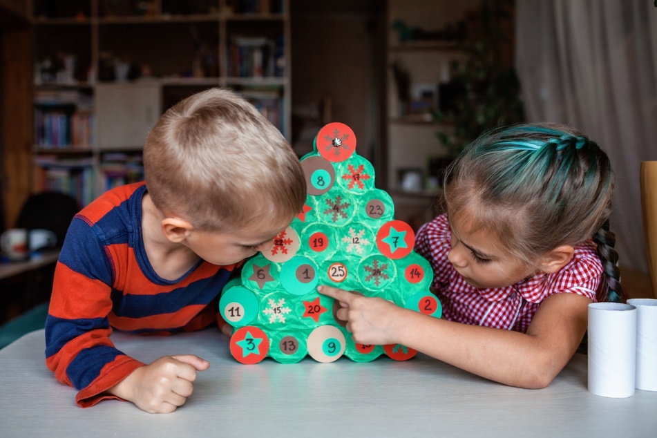 Selbstgebastelter Adventskalender in Form eines Tannen- bzw. Weihnachtsbaumes.