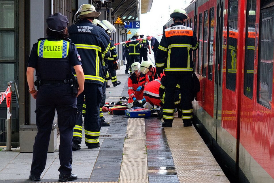 Am Bahnhof Allermöhe in Hamburg ist am Montag eine Frau auf die Gleise gestürzt und von einer S-Bahn erfasst worden. Die Bahnstrecke war gesperrt.