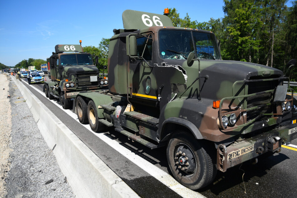 US-Militär-Truck kracht in Lkw und schiebt ihn in Leitplanke