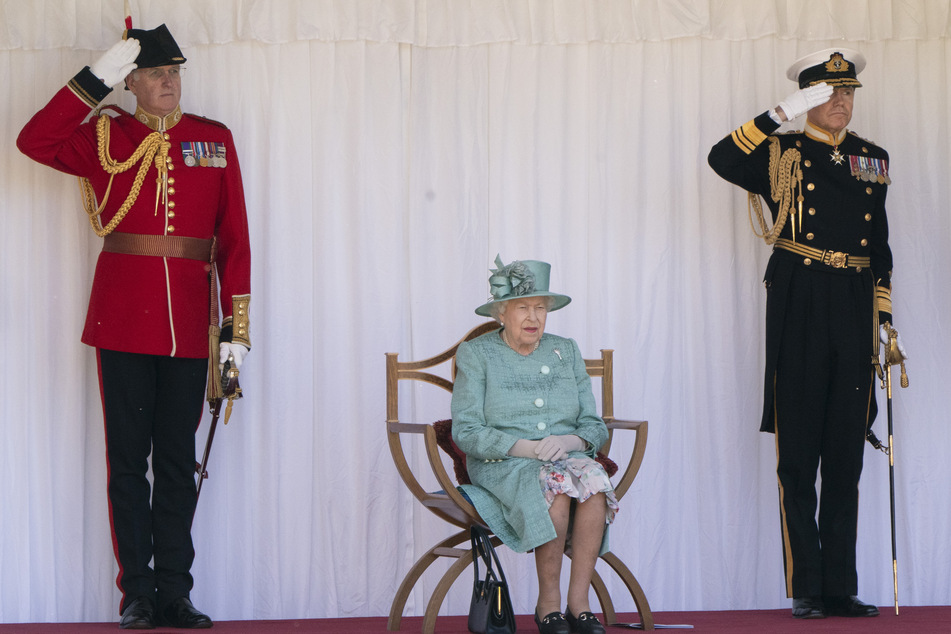 Königin Elisabeth II. von Großbritannien sitzt bei einer Zeremonie im Schloss Windsor (Symbolbild).