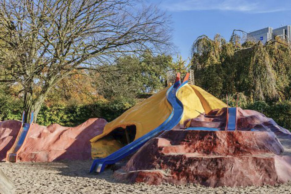 Der vielleicht bekannteste Spielplatz Hamburgs liegt in Planten un Blomen. Die Bullerberge ziehen Kinder magnetisch an.