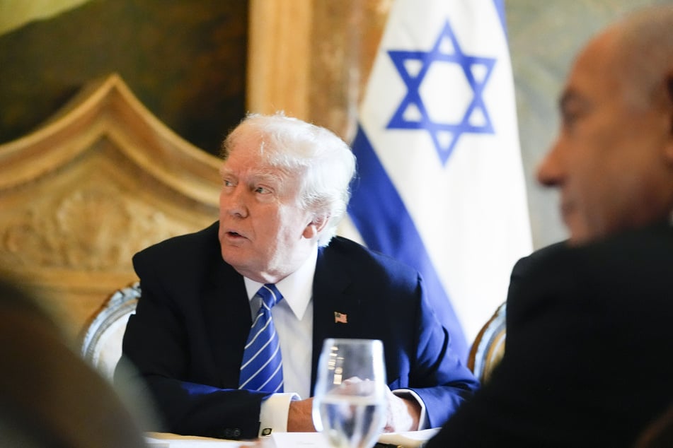 Der designierte US-Präsident Donald Trump (l, 78) trifft den israelischen Ministerpräsidenten Benjamin Netanjahu (r, 75) in seinem Anwesen Mar-a-Lago.