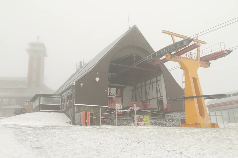 Auf dem Fichtelberg liegt die erste dünne Schneeschicht auf dem Skihang.