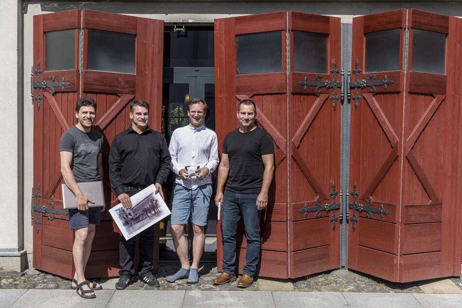 Vier Mann unterm historischen Dach: IT-Unternehmer Andreas Frei (37), Haupt-Mitarbeiter Martin Lorenz (47), Marketing-Experte Arno Hofrichter (34) und Architekt David Haupt (43, v.l.).