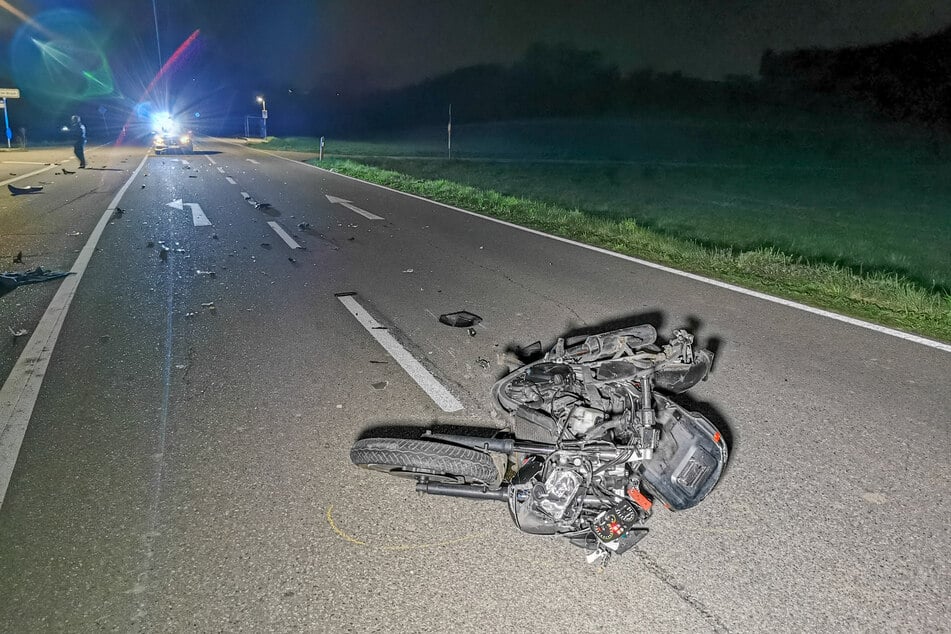 Das schwer in Mitleidenschaft gezogene Motorrad des Unfallopfers blieb mitten auf der Fahrbahn liegen.