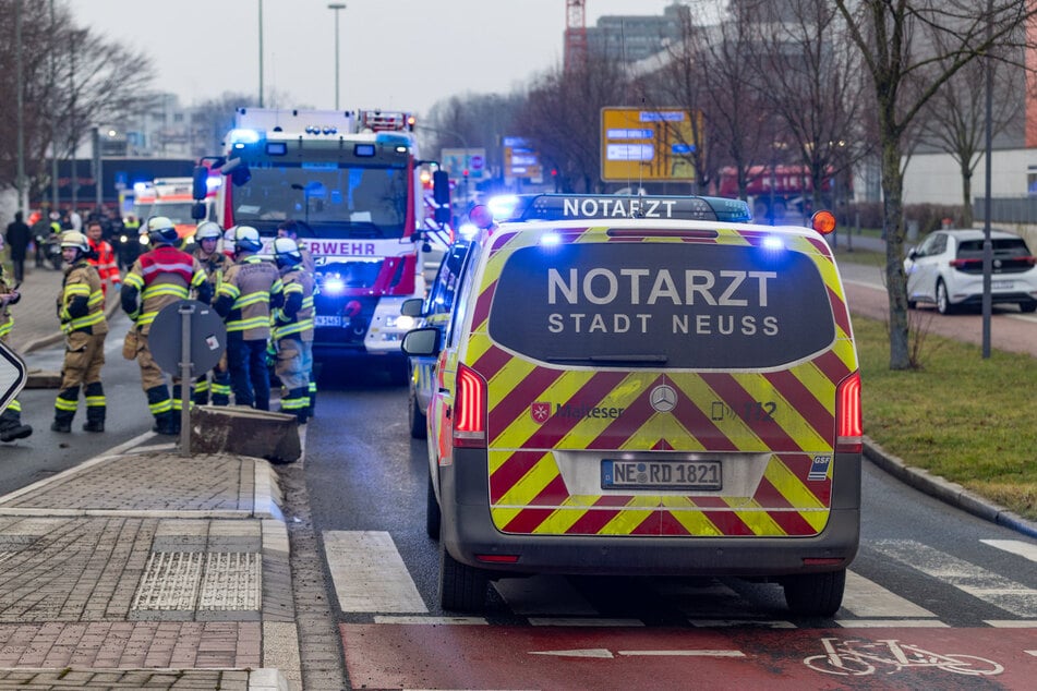 Zahlreiche Feuerwehrkräfte waren am Donnerstagnachmittag auf der Hammer Landstraße in Neuss im Einsatz.