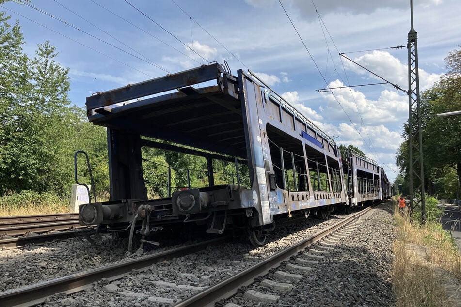 Am Donnerstagvormittag sind in Nidderau (Main-Kinzig-Kreis) zwei Waggons eines Autozugs entgleist.