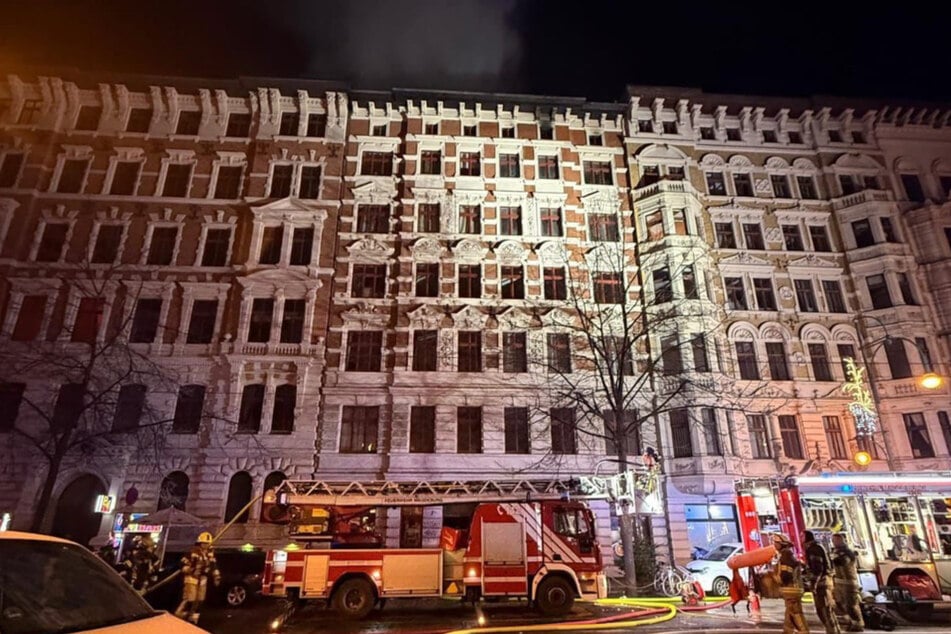 Bis zu 120 Einsatzkräfte verschiedener Feuerwehren waren bei den Löscharbeiten beteiligt.