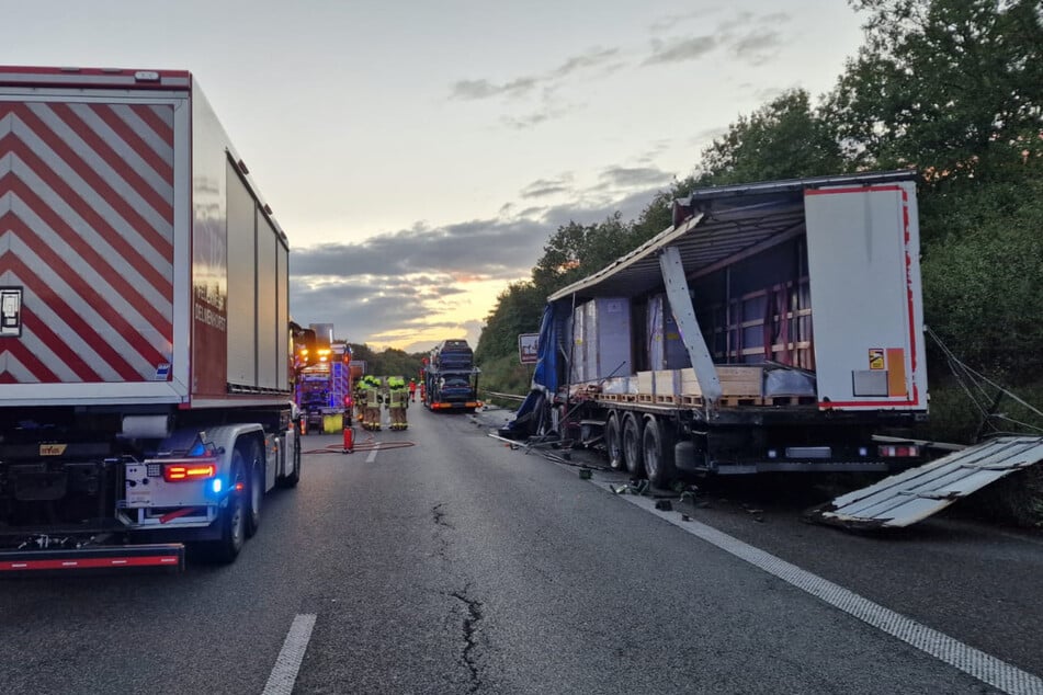 Am Mittwochabend krachte ein Autotransporter gegen einen Lkw auf der A28.