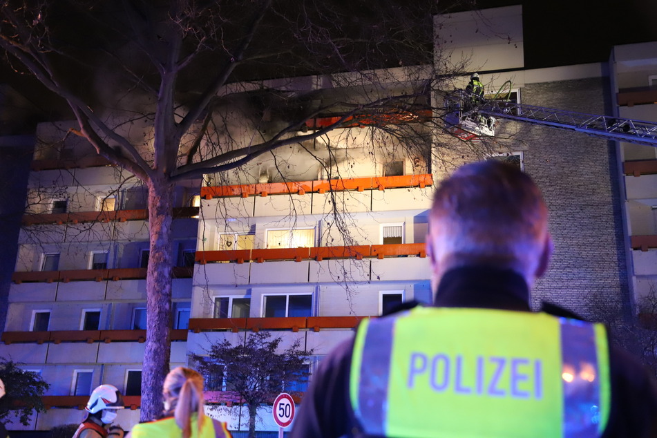 In Köln Mülheim sind zwei Menschen bei einem Brand in einem Mehrfamilienhaus tot aufgefunden worden. Auch ein Hund starb in den Flammen.
