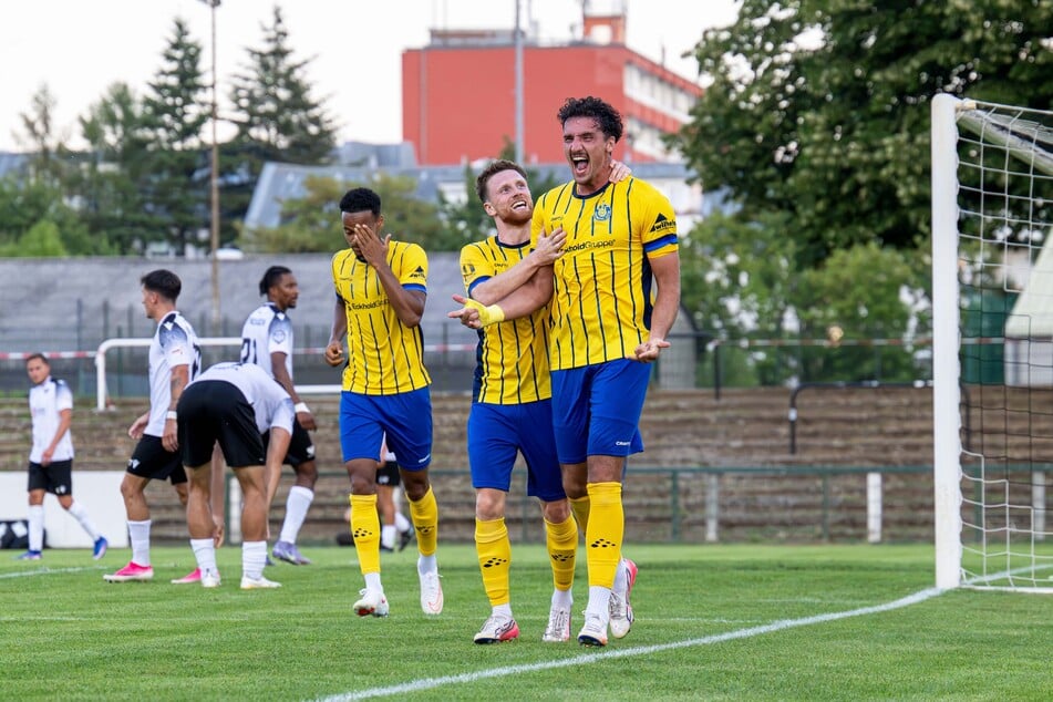 Ricky Bornschein (r.) traf auch im dritten Spiel für seinen neuen Arbeitgeber.