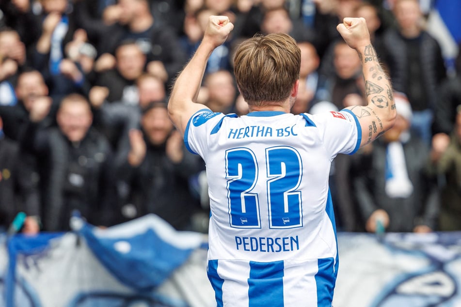 Mads Pedersen (30) feiert sein Tor ausgelassen vor den Fans.