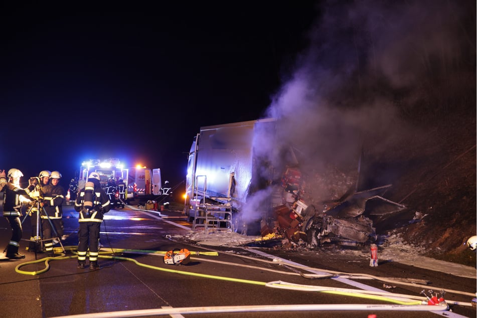 Feuerwehreinsatzkräfte kümmerten sich auf der A9 um das brennende Fahrzeug.