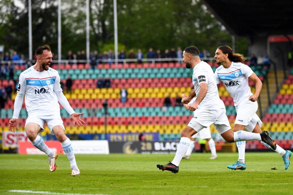 Viktoria Berlin durfte gegen den 1. FC Saarbrücken nicht nur den Ausgleich von Enes Küc (M.) bejubeln, sondern einen Last-Minute-Heimsieg gegen den 1. FC Saarbrücken.