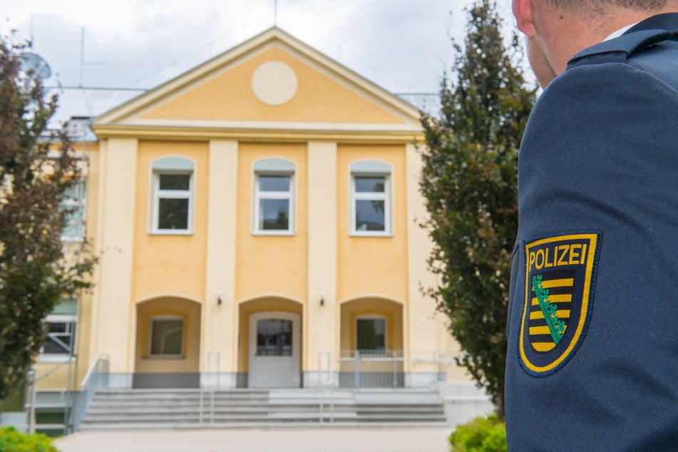 Drei Polizeianwärter sollen in der Schneeberger Schule den Hitlergruß gezeigt haben.