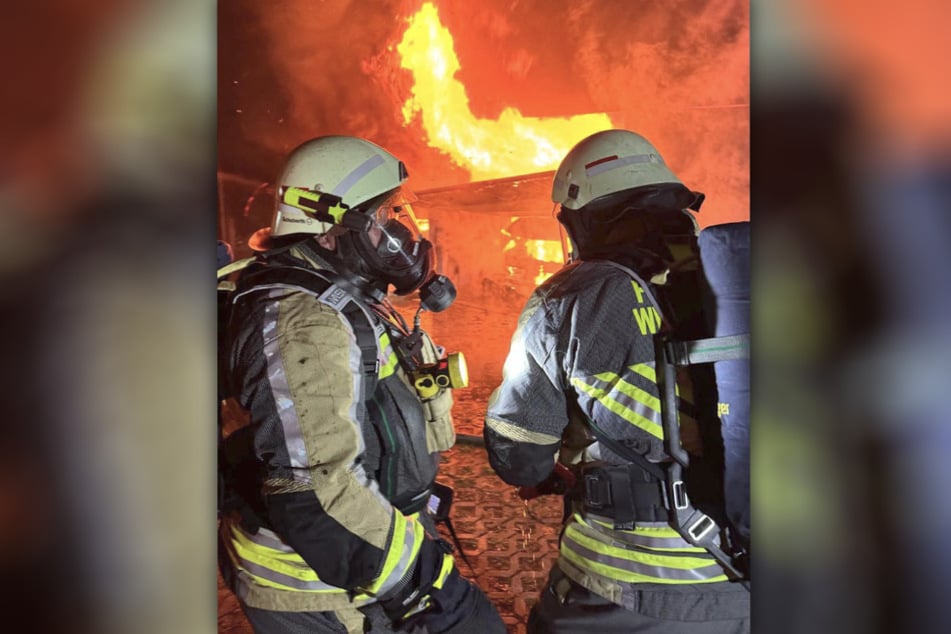 Feuerwehrleute bei der Bekämpfung des Garagenbrandes. Als die Kameraden eingetroffen waren, hatte das Feuer bereits auf den Komplex übergegriffen.