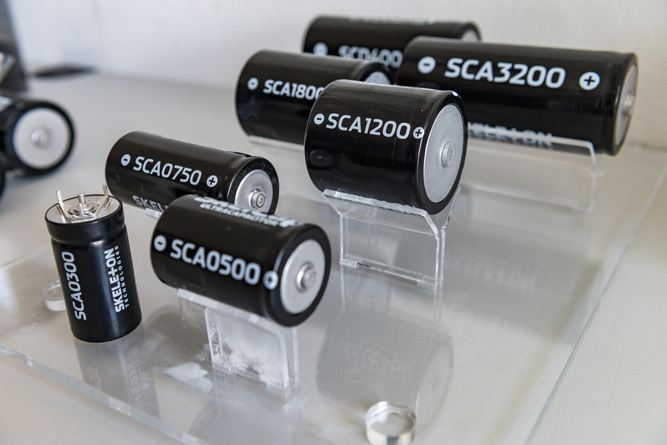 Sehen aus wie Batterien, sind aber Ultrakondensatoren: Sie können Strom bisher nur kurzfristig speichern, dafür allerdings ultraschnell und in gigantischen Mengen.