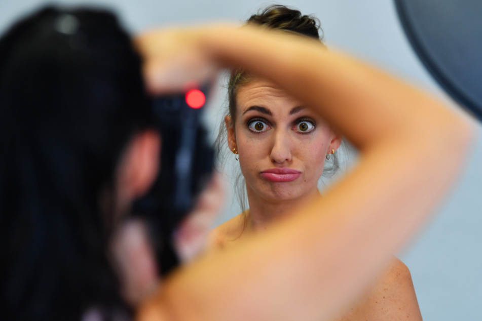 Lena Stigrot reißt die Augen weit auf. Was hat Fotografin Amelie Jehmlich vorher wohl zu ihr gesagt?