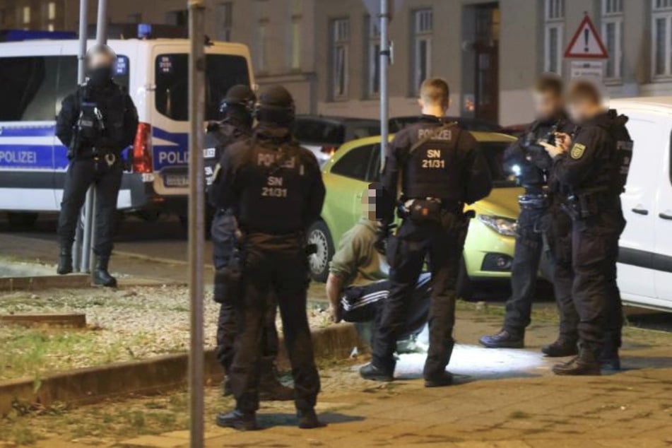 Ein Verflossener in Handschellen, bewacht von zahlreichen Polizisten. So endete am Mittwochabend ein Beziehungsstreit in Leipzig.