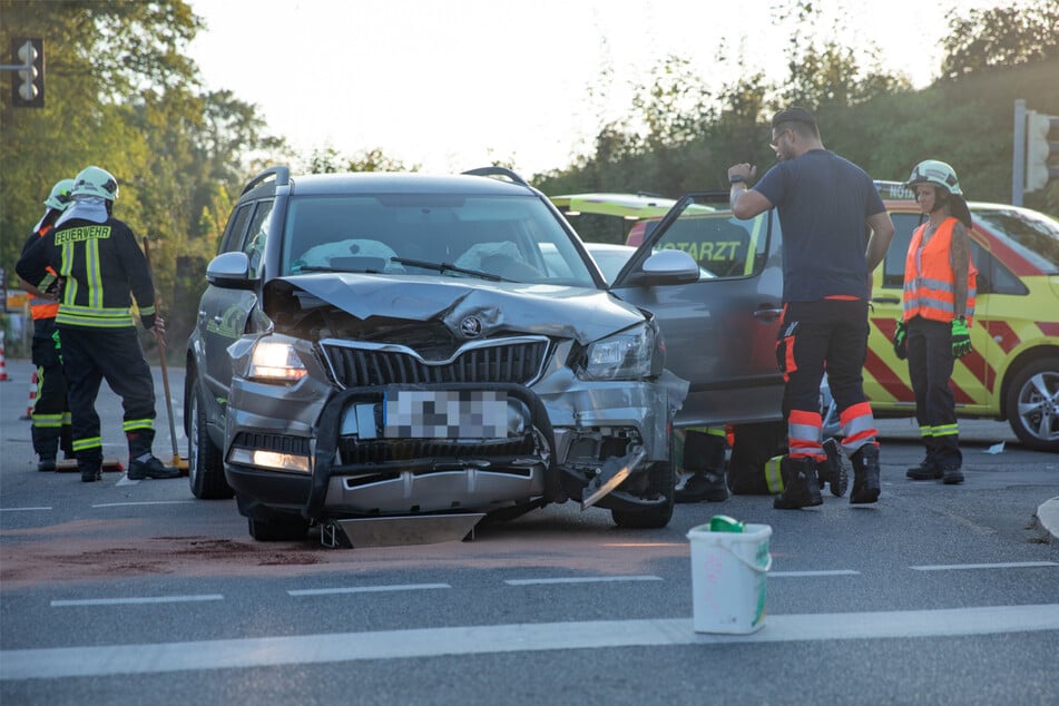 Die Front des Škoda wurde durch den Aufprall ordentlich eingedellt.