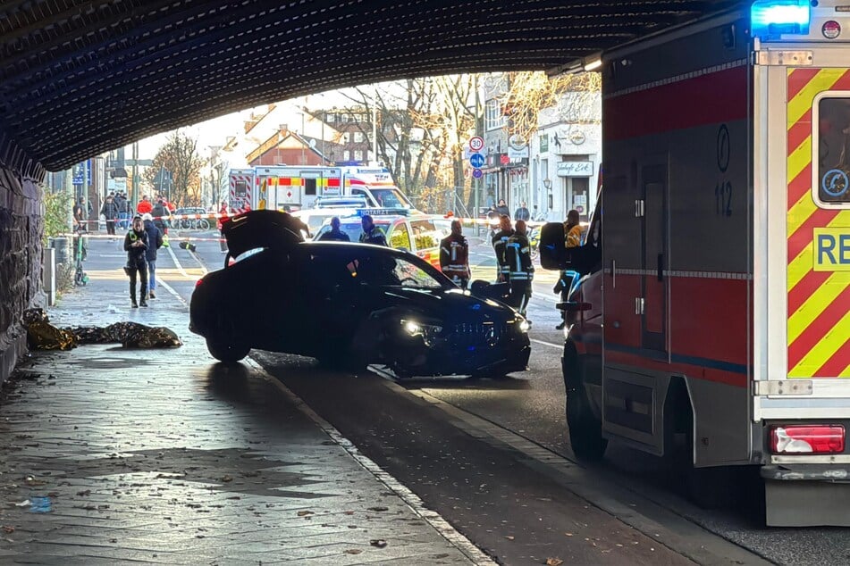 Die Unfallstelle in einem Tunnel nahe des Neusser Hauptbahnhofs wurde weiträumig abgesperrt.