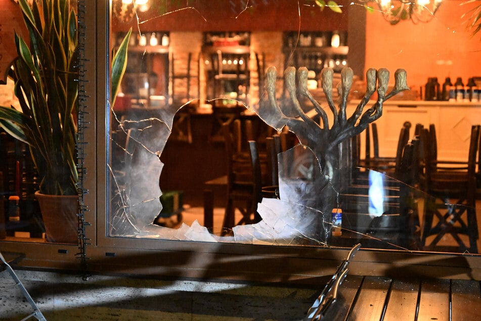 Die Scheiben wiesen drei große Löcher auf.